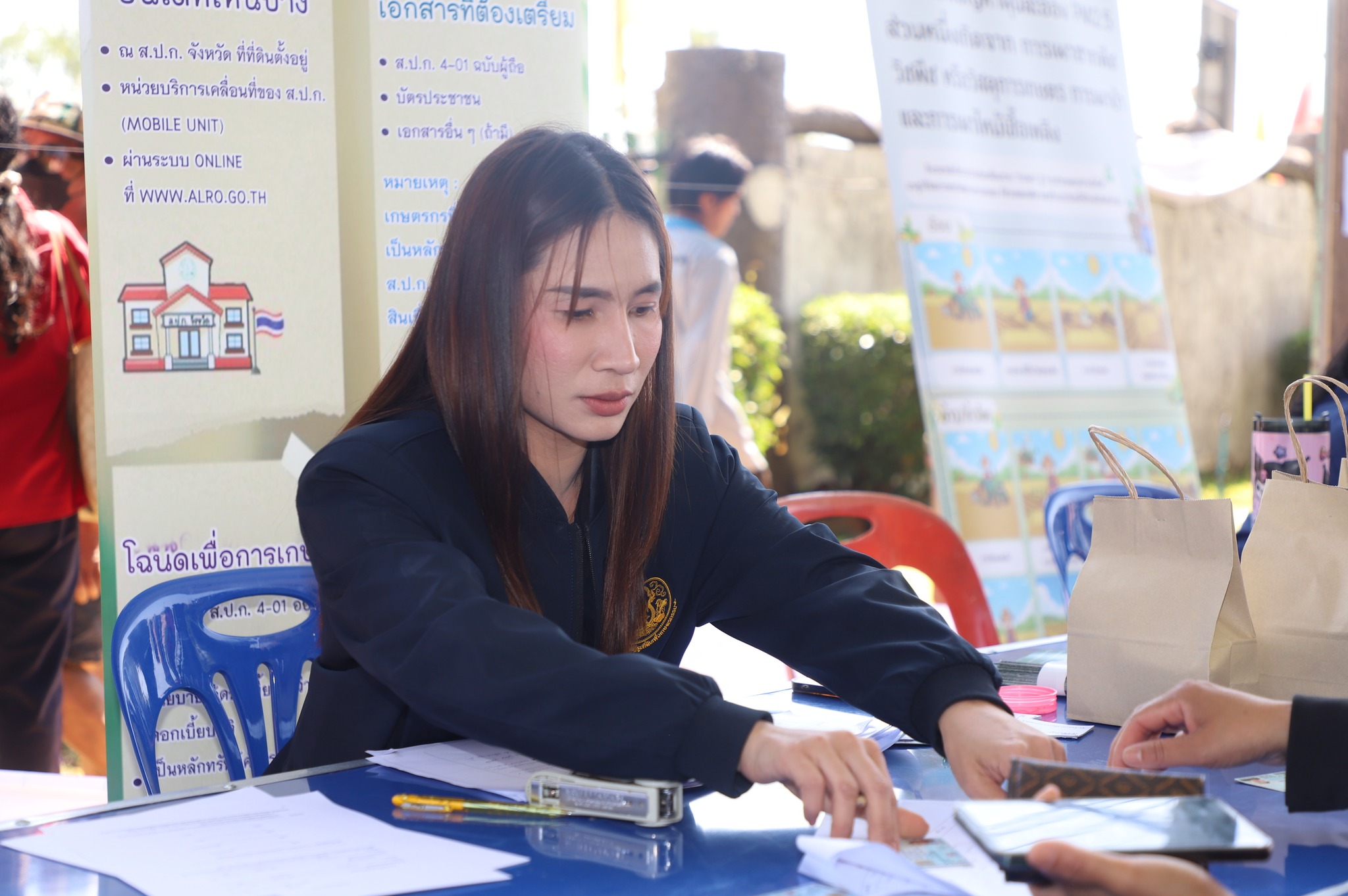 title - ชาวน้ำยืนเฮ ส.ป.ก. ขนทัพบริการถึงที่ ต.เก่าขาม ลดค่าใช้จ่าย ยื่นขอออกโฉนด - ปรึกษาปัญหากฎหมาย ครบจบในที่เดียว